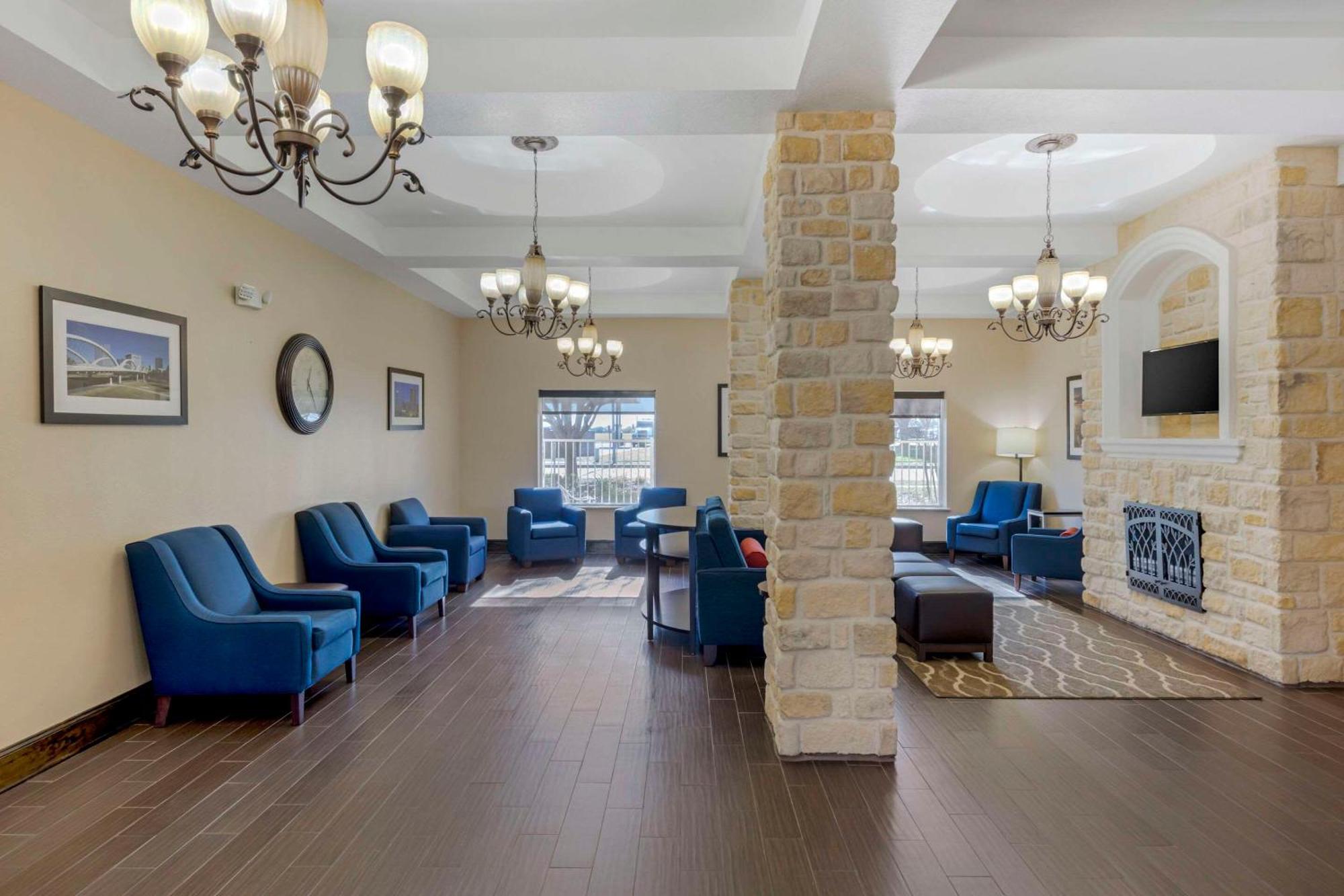 Comfort Suites Benbrook Esterno foto